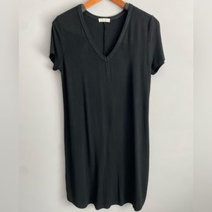 OLIVIA RAE light weight/flowy v neck t shirt dress.   SIZE. Large